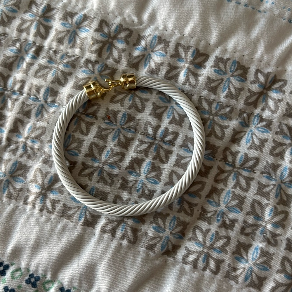New white wire bracelet with hook close